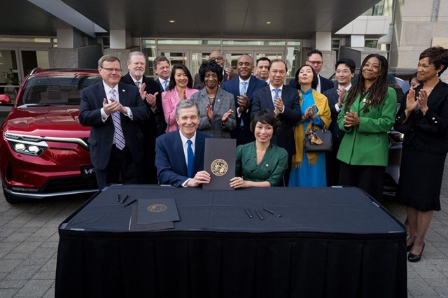 Thống đốc North Carolina, ông Roy Cooper (trái) và Phó Chủ tịch Tập đoàn Vingroup kiêm Tổng giám đốc VinFast toàn cầu Lê Thị Thu Thuỷ ký kết hợp tác ngày 29/3.