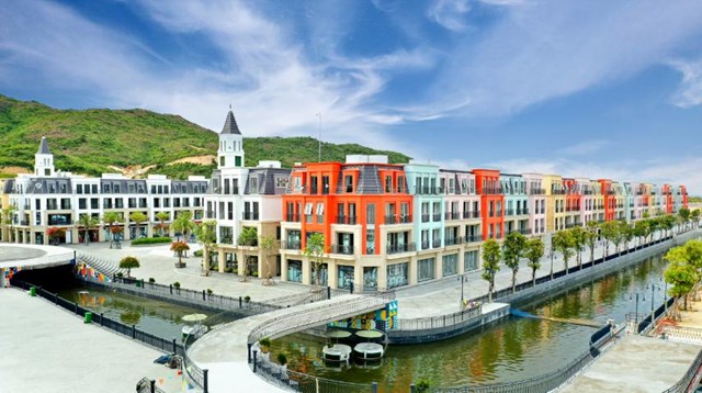 Du khách có thể nhâm nhi café trong không gian lãng mạn với kênh đào