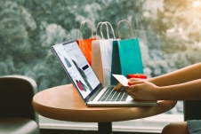 Người dùng đang quay lại mua sắm tại cửa hàng, làn sóng thương mại điện tử thật sự đã thoái trào?